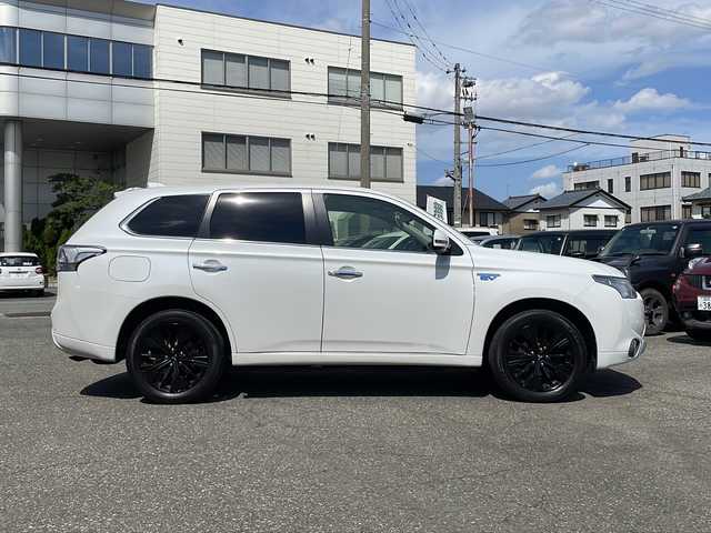 三菱 アウトランダー ＰＨＥＶ G セーフティパッケージ 福井県 2015(平27)年 8万km シルキーホワイト ワンオーナー/4WD/社外メモリナビゲーション/（CD/DVD/BT）/フルセグテレビ /バックカメラ/ミラー一体型ドライブレコーダー/純正18インチアルミホイール/AC100V/ハーフレザーシート/電動格納ミラー/シートヒーター /プリクラッシュセーフティ/レーンキープアシスト/アダプティブクルーズコントロール/パドルシフト/HIDヘッドライト/フォグランプ/スタリングリモコン/オートライト/ETC/スマートキー/プッシュスタート/保証書/取扱説明書