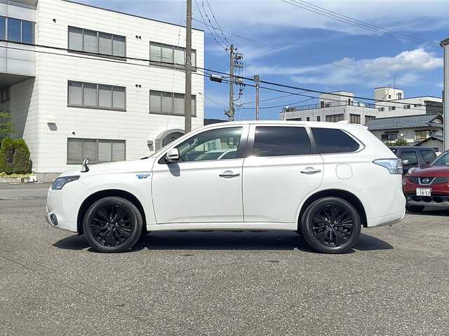 三菱 アウトランダー ＰＨＥＶ G セーフティパッケージ 福井県 2015(平27)年 8万km シルキーホワイト ワンオーナー/4WD/社外メモリナビゲーション/（CD/DVD/BT）/フルセグテレビ /バックカメラ/ミラー一体型ドライブレコーダー/純正18インチアルミホイール/AC100V/ハーフレザーシート/電動格納ミラー/シートヒーター /プリクラッシュセーフティ/レーンキープアシスト/アダプティブクルーズコントロール/パドルシフト/HIDヘッドライト/フォグランプ/スタリングリモコン/オートライト/ETC/スマートキー/プッシュスタート/保証書/取扱説明書