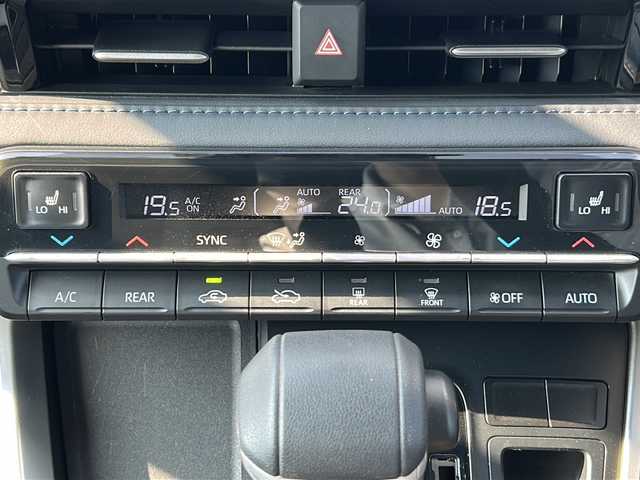 トヨタ ヴォクシー S－Z 三重県 2022(令4)年 3.4万km アティチュードブラックマイカ 純正10.5型ナビ/バックカメラ/前席シートヒーター/WAC/前後ドライブレコーダー/両側パワースライドドア/ビルトインETC2.0/レーダークルーズコントロール/ステアリングリモコン/ハーフレザーシート/オートハイビーム/TVキャンセラー/LEDヘッドライト/電動格納ミラー/禁煙車