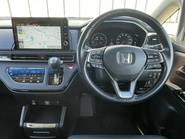 ホンダ オデッセイ アブソルート EX 大阪府 2021(令3)年 6.9万km プラチナホワイトパール 純正１０インチプレミアムインターナビ　/   フルセグＴＶ/CD/DVD/Bluetooth/USB　/全方位モニター　/純正１１．６インチ後席モニター　/ブラインドスポットモニター/クリアランスソナー/前席シートヒーター　/両側パワースライドドア　/レーダークルーズコントロール/レーンキープアシスト/アイドリングストップ　/電動リアゲート　/前席パワーシート/前後ドライブレコーダー/オットマン/純正18インチアルミホイール/エンジンスターター/純正フロアマット/プッシュスタート/スマートキー/ビルトインＥＴＣ２．０　/ＬＥＤ