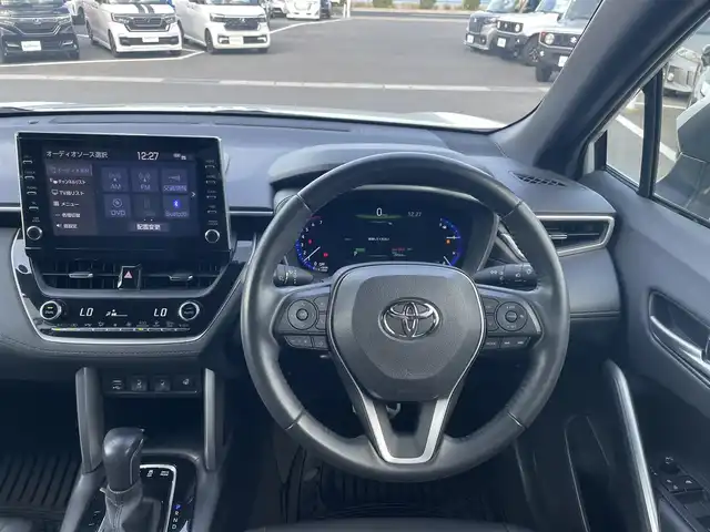 トヨタ カローラ クロス ハイブリッド Z 島根県 2022(令4)年 3万km プラチナホワイトパールマイカ 登録時走行距離29583km/保証書/取扱説明書/純正９インチナビ（フルセグTV・Bluetooth・FM・AM）/前後ドライブレコーダー/前後コーナーセンサー/全周囲カメラ/パワーシート（運転席）/前席シートヒーター/ステアリングヒーター/電動リアゲート/衝突被害軽減システム/純正１８インチAW/ETC