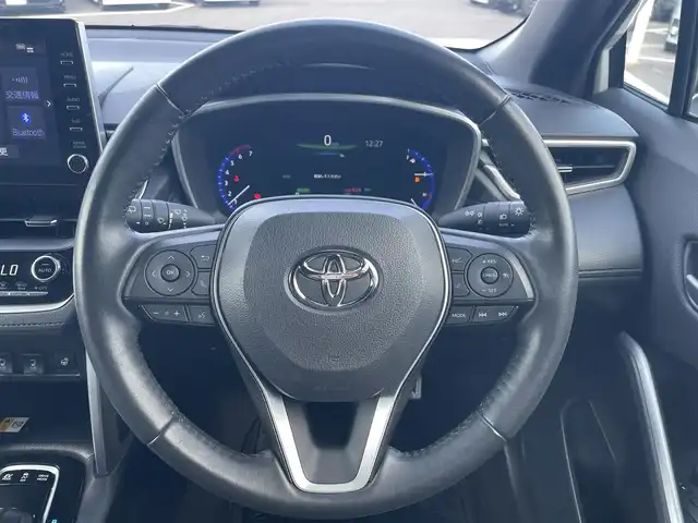 トヨタ カローラ クロス ハイブリッド Z 島根県 2022(令4)年 3万km プラチナホワイトパールマイカ 登録時走行距離29583km/保証書/取扱説明書/純正９インチナビ（フルセグTV・Bluetooth・FM・AM）/前後ドライブレコーダー/前後コーナーセンサー/全周囲カメラ/パワーシート（運転席）/前席シートヒーター/ステアリングヒーター/電動リアゲート/衝突被害軽減システム/純正１８インチAW/ETC