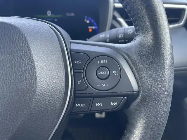 トヨタ カローラ クロス ハイブリッド Z 島根県 2022(令4)年 3万km プラチナホワイトパールマイカ 登録時走行距離29583km/保証書/取扱説明書/純正９インチナビ（フルセグTV・Bluetooth・FM・AM）/前後ドライブレコーダー/前後コーナーセンサー/全周囲カメラ/パワーシート（運転席）/前席シートヒーター/ステアリングヒーター/電動リアゲート/衝突被害軽減システム/純正１８インチAW/ETC