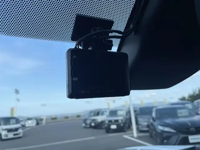 トヨタ カローラ クロス ハイブリッド Z 島根県 2022(令4)年 3万km プラチナホワイトパールマイカ 登録時走行距離29583km/保証書/取扱説明書/純正９インチナビ（フルセグTV・Bluetooth・FM・AM）/前後ドライブレコーダー/前後コーナーセンサー/全周囲カメラ/パワーシート（運転席）/前席シートヒーター/ステアリングヒーター/電動リアゲート/衝突被害軽減システム/純正１８インチAW/ETC