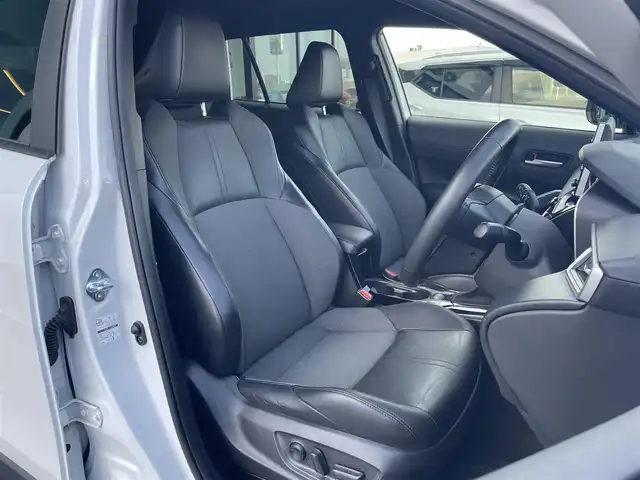 トヨタ カローラ クロス ハイブリッド Z 島根県 2022(令4)年 3万km プラチナホワイトパールマイカ 登録時走行距離29583km/保証書/取扱説明書/純正９インチナビ（フルセグTV・Bluetooth・FM・AM）/前後ドライブレコーダー/前後コーナーセンサー/全周囲カメラ/パワーシート（運転席）/前席シートヒーター/ステアリングヒーター/電動リアゲート/衝突被害軽減システム/純正１８インチAW/ETC