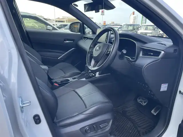 トヨタ カローラ クロス ハイブリッド Z 島根県 2022(令4)年 3万km プラチナホワイトパールマイカ 登録時走行距離29583km/保証書/取扱説明書/純正９インチナビ（フルセグTV・Bluetooth・FM・AM）/前後ドライブレコーダー/前後コーナーセンサー/全周囲カメラ/パワーシート（運転席）/前席シートヒーター/ステアリングヒーター/電動リアゲート/衝突被害軽減システム/純正１８インチAW/ETC