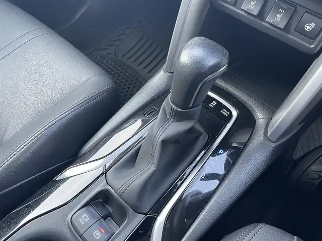 トヨタ カローラ クロス ハイブリッド Z 島根県 2022(令4)年 3万km プラチナホワイトパールマイカ 登録時走行距離29583km/保証書/取扱説明書/純正９インチナビ（フルセグTV・Bluetooth・FM・AM）/前後ドライブレコーダー/前後コーナーセンサー/全周囲カメラ/パワーシート（運転席）/前席シートヒーター/ステアリングヒーター/電動リアゲート/衝突被害軽減システム/純正１８インチAW/ETC