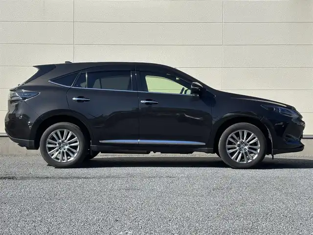 トヨタ ハリアー プレミアム 茨城県 2017(平29)年 6.1万km ダークブラウンM 純正ナビ(NSZT-W66T)/ (FM/AM/TV/CD/DVD/Bluetooth)/バックカメラ/レーダークルーズコントロール/サンルーフ/ETC2.0/レザーシート/パワーシート(D席)/ドライブレコーダー(前方)/コーナーセンサー/LEDヘッドライト/フォグランプ/プリクラッシュセーフティ/オートマッチクハイビーム/純正アルミホイール