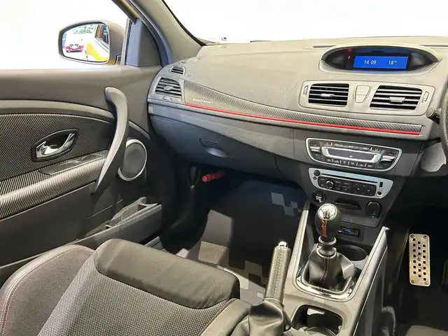 ルノー メガーヌ ルノー スポール 273 福岡県 2017(平29)年 5.4万km 黄Ｍ ６ＭＴ　/ジョンシリウスＭ　/純正ＲＥＣＡＲＯハーフレザーシート　/純正ブレンボ　/コーナーセンサー　/純正１８inchＡＷ　/LEDヘッドライト　/ＢｌｕｅＴｏｏｔｈ　/アイドリングストップ /カードキー