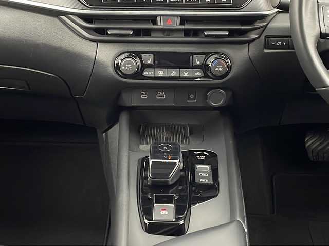 日産 ノート X FOUR 新潟県 2022(令4)年 5.2万km ブリリアントシルバー 4WD/プロパイロット/純正ナビ/　　フルセグ/BT/HDMI/AppleCarPlay/AndroidAuto/アラウンドビューモニター/レーダークルーズコントロール/オートライト/オートマチックハイビーム/シートヒーター/ブラインドスポットモニター/デジタルインナーミラー/ステアリングスイッチ/USBポート/TypeCポート/置くだけ充電/スマートキー