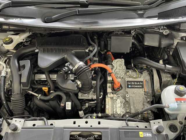 日産 ノート X FOUR 新潟県 2022(令4)年 5.2万km ブリリアントシルバー 4WD/プロパイロット/純正ナビ/　　フルセグ/BT/HDMI/AppleCarPlay/AndroidAuto/アラウンドビューモニター/レーダークルーズコントロール/オートライト/オートマチックハイビーム/シートヒーター/ブラインドスポットモニター/デジタルインナーミラー/ステアリングスイッチ/USBポート/TypeCポート/置くだけ充電/スマートキー
