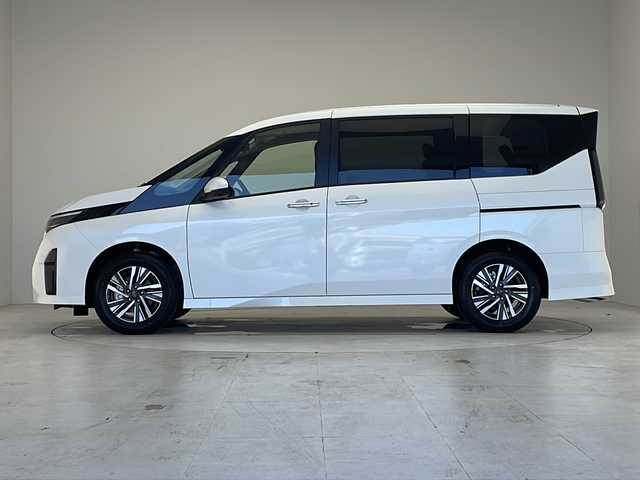 日産 セレナ e－パワー ハイウェイスター V 愛知県 2025(令7)年 0.1千km プリズムホワイト 登録済未使用車/衝突軽減システム/プロパイロット/純正12.3型ディズプレイオーディオ　ナビあり/全方位カメラ/両側パワースライドドア/レーダークルーズコントロール/フルセグ/Bluetooth/バックカメラ/イージーオープン機能/コーナーセンサー/純正アルミホイール/ETC2.0/ブラインドスポットモニター/LEDヘッドライト/インテリジェントミラー/オートマチックハイビーム/置くだけ充電機/ドライブレコーダー/ステアリングスイッチ/スマートキー/プッシュスタート