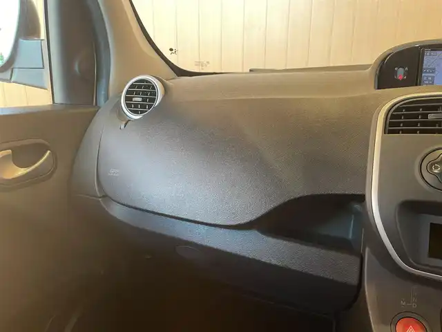 ルノー カングー ゼン 愛知県 2017(平29)年 6.6万km 茶 メモリーナビ　/CD　/Bluetooth /DVD　/USB /フルセグTV　/純正フロアマット/スライドドア /電動格納ミラー /ＭＴモード付オートマ /ヘッドライトレベライザー/ドライブレコーダー /ETC/純正15インチアルミホイール