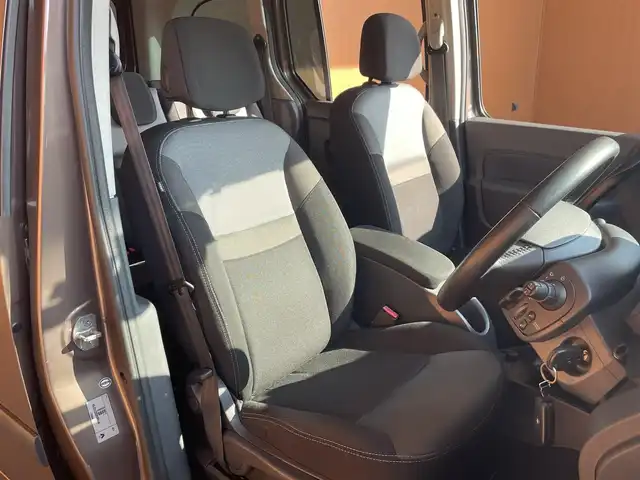 ルノー カングー ゼン 愛知県 2017(平29)年 6.6万km 茶 メモリーナビ　/CD　/Bluetooth /DVD　/USB /フルセグTV　/純正フロアマット/スライドドア /電動格納ミラー /ＭＴモード付オートマ /ヘッドライトレベライザー/ドライブレコーダー /ETC/純正15インチアルミホイール