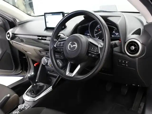 マツダ マツダ２ XD プロアクティブ 三重県 2022(令4)年 2.6万km ジェットブラックマイカ 前進時アドバンスドスマートシティブレーキサポート/後退時スマートシティブレーキサポート/ブラインドスポットモニタリング/リアクロストラフィックアラート/車線逸脱警報システム/前後パーキングセンサー/マツダコネクト/・7インチWVGAセンターディスプレイ/・コマンダーコントロール/・Bluetooth/・AppleCarPlay/AndroidAuto/・メモリーナビ/360度ビューモニター/コムテック前後ドライブレコーダー/無地ブラウン/ブラックツートーンクロスシート/前席シートヒーター/ビルトインETC/純正15インチアルミホイール/LEDヘッドライト/・オートライト/ハイビームアシストコントロール/プッシュエンジンスタート/新車時保証書/取扱説明書