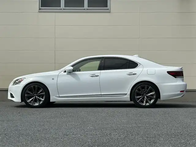 レクサス ＬＳ 460 Fスポーツ 茨城県 2015(平27)年 6万km ホワイトノーヴァガラスフレーク Fスポーツ/メーカーOPナビ/　(AM/FM/BT)/フルセグ/バックカメラ/ビルドインETC/三眼LEDヘッドライト/サンルーフ/パワーシート/ハンドルヒーター/黒革シート/シートヒーター/エアシート/クリアランスソナー/オートライト/純正フロアマット/純正20インチアルミホイール