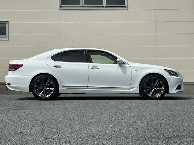 レクサス ＬＳ 460 Fスポーツ 茨城県 2015(平27)年 6万km ホワイトノーヴァガラスフレーク Fスポーツ/メーカーOPナビ/　(AM/FM/BT)/フルセグ/バックカメラ/ビルドインETC/三眼LEDヘッドライト/サンルーフ/パワーシート/ハンドルヒーター/黒革シート/シートヒーター/エアシート/クリアランスソナー/オートライト/純正フロアマット/純正20インチアルミホイール