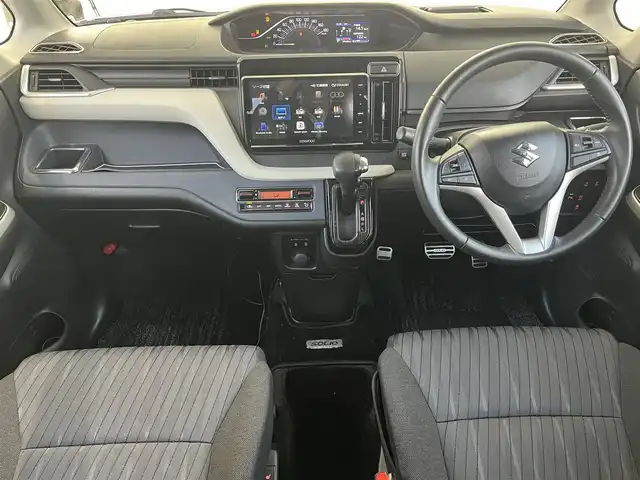 スズキ ソリオ HV MZ 大阪府 2023(令5)年 3.1万km ピュアホワイトP スズキセーフティサポート/　・衝突被害軽減ブレーキ/　・車線逸脱警報/　・道路標識認識機能/　・前後呉発進抑制機能/社外メモリナビ/　TV/FM/AM/Bluetooth/フルセグ/両側パワースライドドア/アダプティブクルーズコントロール/LEDヘッドライト(オートライト・フォグランプ)/シートヒーター（運転席・助手席）/純正１５インチアルミホイール/ヘッドアップディスプレイ/コーナーセンサー(後方)/アイドリングストップ/格納電動ウィンカーミラー/プッシュスタート/ETC/ドアバイザー/ビークルダイナミクスコントロール