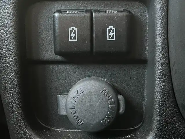 スズキ ソリオ HV MZ 大阪府 2023(令5)年 3.1万km ピュアホワイトP スズキセーフティサポート/　・衝突被害軽減ブレーキ/　・車線逸脱警報/　・道路標識認識機能/　・前後呉発進抑制機能/社外メモリナビ/　TV/FM/AM/Bluetooth/フルセグ/両側パワースライドドア/アダプティブクルーズコントロール/LEDヘッドライト(オートライト・フォグランプ)/シートヒーター（運転席・助手席）/純正１５インチアルミホイール/ヘッドアップディスプレイ/コーナーセンサー(後方)/アイドリングストップ/格納電動ウィンカーミラー/プッシュスタート/ETC/ドアバイザー/ビークルダイナミクスコントロール