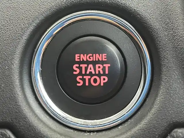 スズキ ソリオ HV MZ 大阪府 2023(令5)年 3.1万km ピュアホワイトP スズキセーフティサポート/　・衝突被害軽減ブレーキ/　・車線逸脱警報/　・道路標識認識機能/　・前後呉発進抑制機能/社外メモリナビ/　TV/FM/AM/Bluetooth/フルセグ/両側パワースライドドア/アダプティブクルーズコントロール/LEDヘッドライト(オートライト・フォグランプ)/シートヒーター（運転席・助手席）/純正１５インチアルミホイール/ヘッドアップディスプレイ/コーナーセンサー(後方)/アイドリングストップ/格納電動ウィンカーミラー/プッシュスタート/ETC/ドアバイザー/ビークルダイナミクスコントロール