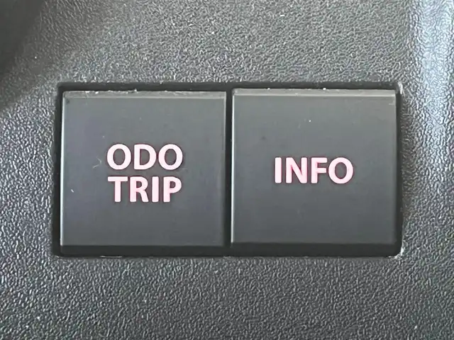 スズキ ソリオ HV MZ 大阪府 2023(令5)年 3.1万km ピュアホワイトP スズキセーフティサポート/　・衝突被害軽減ブレーキ/　・車線逸脱警報/　・道路標識認識機能/　・前後呉発進抑制機能/社外メモリナビ/　TV/FM/AM/Bluetooth/フルセグ/両側パワースライドドア/アダプティブクルーズコントロール/LEDヘッドライト(オートライト・フォグランプ)/シートヒーター（運転席・助手席）/純正１５インチアルミホイール/ヘッドアップディスプレイ/コーナーセンサー(後方)/アイドリングストップ/格納電動ウィンカーミラー/プッシュスタート/ETC/ドアバイザー/ビークルダイナミクスコントロール