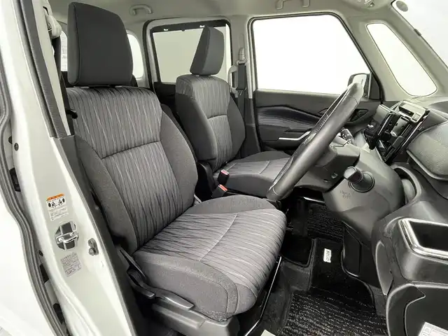 スズキ ソリオ HV MZ 大阪府 2023(令5)年 3.1万km ピュアホワイトP スズキセーフティサポート/　・衝突被害軽減ブレーキ/　・車線逸脱警報/　・道路標識認識機能/　・前後呉発進抑制機能/社外メモリナビ/　TV/FM/AM/Bluetooth/フルセグ/両側パワースライドドア/アダプティブクルーズコントロール/LEDヘッドライト(オートライト・フォグランプ)/シートヒーター（運転席・助手席）/純正１５インチアルミホイール/ヘッドアップディスプレイ/コーナーセンサー(後方)/アイドリングストップ/格納電動ウィンカーミラー/プッシュスタート/ETC/ドアバイザー/ビークルダイナミクスコントロール