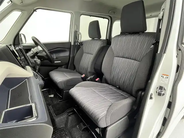 スズキ ソリオ HV MZ 大阪府 2023(令5)年 3.1万km ピュアホワイトP スズキセーフティサポート/　・衝突被害軽減ブレーキ/　・車線逸脱警報/　・道路標識認識機能/　・前後呉発進抑制機能/社外メモリナビ/　TV/FM/AM/Bluetooth/フルセグ/両側パワースライドドア/アダプティブクルーズコントロール/LEDヘッドライト(オートライト・フォグランプ)/シートヒーター（運転席・助手席）/純正１５インチアルミホイール/ヘッドアップディスプレイ/コーナーセンサー(後方)/アイドリングストップ/格納電動ウィンカーミラー/プッシュスタート/ETC/ドアバイザー/ビークルダイナミクスコントロール