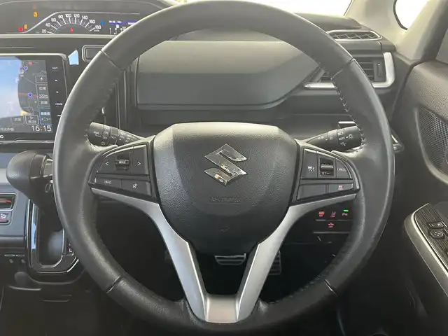 スズキ ソリオ HV MZ 大阪府 2023(令5)年 3.1万km ピュアホワイトP スズキセーフティサポート/　・衝突被害軽減ブレーキ/　・車線逸脱警報/　・道路標識認識機能/　・前後呉発進抑制機能/社外メモリナビ/　TV/FM/AM/Bluetooth/フルセグ/両側パワースライドドア/アダプティブクルーズコントロール/LEDヘッドライト(オートライト・フォグランプ)/シートヒーター（運転席・助手席）/純正１５インチアルミホイール/ヘッドアップディスプレイ/コーナーセンサー(後方)/アイドリングストップ/格納電動ウィンカーミラー/プッシュスタート/ETC/ドアバイザー/ビークルダイナミクスコントロール