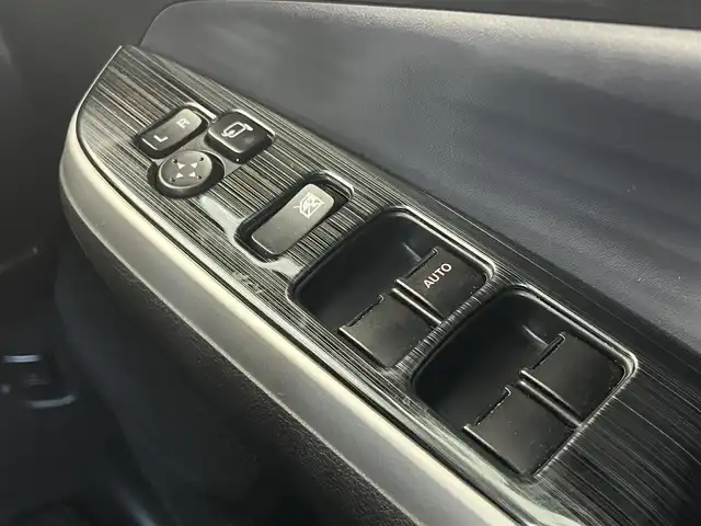 スズキ ソリオ HV MZ 大阪府 2023(令5)年 3.1万km ピュアホワイトP スズキセーフティサポート/　・衝突被害軽減ブレーキ/　・車線逸脱警報/　・道路標識認識機能/　・前後呉発進抑制機能/社外メモリナビ/　TV/FM/AM/Bluetooth/フルセグ/両側パワースライドドア/アダプティブクルーズコントロール/LEDヘッドライト(オートライト・フォグランプ)/シートヒーター（運転席・助手席）/純正１５インチアルミホイール/ヘッドアップディスプレイ/コーナーセンサー(後方)/アイドリングストップ/格納電動ウィンカーミラー/プッシュスタート/ETC/ドアバイザー/ビークルダイナミクスコントロール