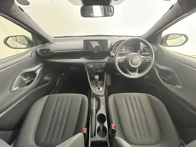 トヨタ ヤリス X 道央・札幌 2024(令6)年 1.1万km プラチナホワイトパールマイカ ・４WD/・寒冷地仕様/・社外ナビ/　CD/BT/USB/フルセグ/・バックカメラ/・ETC/・トヨタセーフティセンス/・プリクラッシュセーフティ/・レーダークルーズコントロール/・レーンディパーチャーアラート/・パーキングサポートブレーキ/・ロードサインアシスト/・クリアランスソナー/・オートハイビーム/・プッシュスタート/・スマートキー/・フロアマット