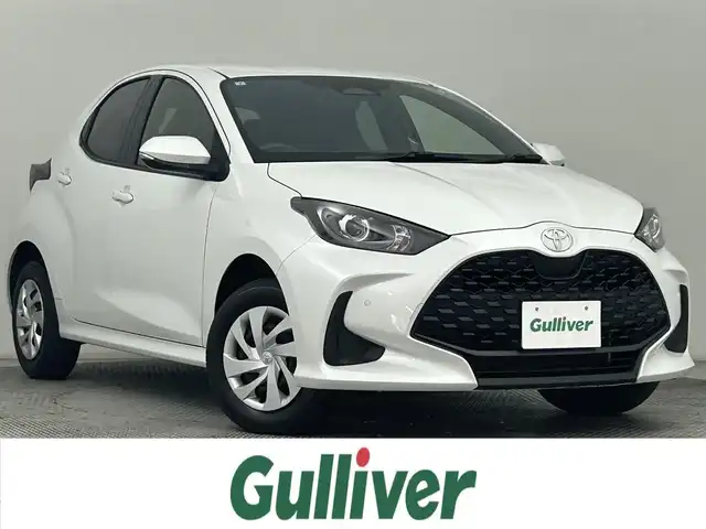 トヨタ ヤリス X 道央・札幌 2024(令6)年 1.1万km プラチナホワイトパールマイカ ・４WD/・寒冷地仕様/・社外ナビ/　CD/BT/USB/フルセグ/・バックカメラ/・ETC/・トヨタセーフティセンス/・プリクラッシュセーフティ/・レーダークルーズコントロール/・レーンディパーチャーアラート/・パーキングサポートブレーキ/・ロードサインアシスト/・クリアランスソナー/・オートハイビーム/・プッシュスタート/・スマートキー/・フロアマット