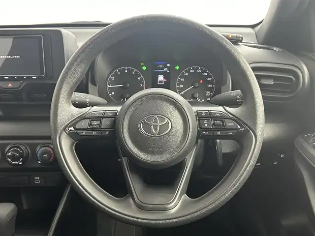 トヨタ ヤリス X 道央・札幌 2024(令6)年 1.1万km プラチナホワイトパールマイカ ・４WD/・寒冷地仕様/・社外ナビ/　CD/BT/USB/フルセグ/・バックカメラ/・ETC/・トヨタセーフティセンス/・プリクラッシュセーフティ/・レーダークルーズコントロール/・レーンディパーチャーアラート/・パーキングサポートブレーキ/・ロードサインアシスト/・クリアランスソナー/・オートハイビーム/・プッシュスタート/・スマートキー/・フロアマット