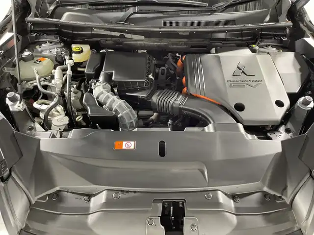 三菱 アウトランダー ＰＨＥＶ G 神奈川県 2023(令5)年 2.8万km チタニウムグレーメタリック e-ASSIST/・衝突被害軽減ブレーキシステム/・踏み間違い衝突防止アシスト/・アダプティブLEDヘッドライト/・マイパイロット/純正ディスプレイオーディオ/・Bluetooth/フルセグ/USB/AppleCarPlay/AndoroidAuto/AC100V/置くだけ充電/ハーフレザーシート/シートヒーター(D/N)/パワーシート(D)/ETC/BSM/革巻きステアリング/ステアリングスイッチ/パドルシフト/Autoライト/ステアリングヒーター/電動サイドブレーキ/オートブレーキホールド/LEDヘッドライト/フォグランプ/自動防眩ミラー/電動格納ミラー/ウィンカーミラー/フロントデアイサー/SOSコール/純正フロアマット/純正20インチアルミホイール/純正ドアバイザー