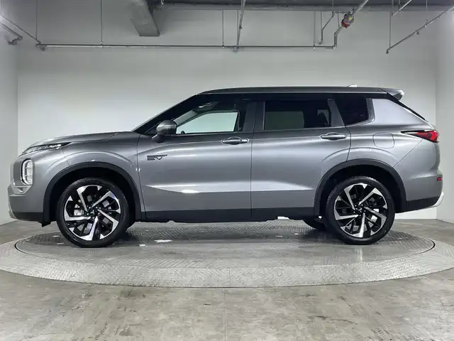 三菱 アウトランダー ＰＨＥＶ G 神奈川県 2023(令5)年 2.8万km チタニウムグレーメタリック e-ASSIST/・衝突被害軽減ブレーキシステム/・踏み間違い衝突防止アシスト/・アダプティブLEDヘッドライト/・マイパイロット/純正ディスプレイオーディオ/・Bluetooth/フルセグ/USB/AppleCarPlay/AndoroidAuto/AC100V/置くだけ充電/ハーフレザーシート/シートヒーター(D/N)/パワーシート(D)/ETC/BSM/革巻きステアリング/ステアリングスイッチ/パドルシフト/Autoライト/ステアリングヒーター/電動サイドブレーキ/オートブレーキホールド/LEDヘッドライト/フォグランプ/自動防眩ミラー/電動格納ミラー/ウィンカーミラー/フロントデアイサー/SOSコール/純正フロアマット/純正20インチアルミホイール/純正ドアバイザー