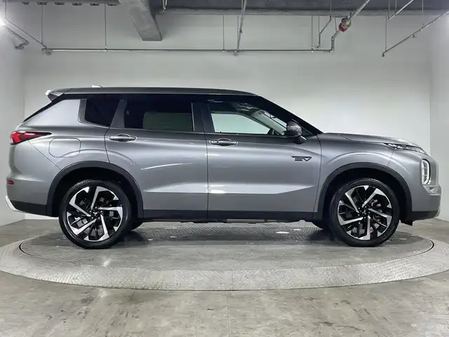 三菱 アウトランダー ＰＨＥＶ G 神奈川県 2023(令5)年 2.8万km チタニウムグレーメタリック e-ASSIST/・衝突被害軽減ブレーキシステム/・踏み間違い衝突防止アシスト/・アダプティブLEDヘッドライト/・マイパイロット/純正ディスプレイオーディオ/・Bluetooth/フルセグ/USB/AppleCarPlay/AndoroidAuto/AC100V/置くだけ充電/ハーフレザーシート/シートヒーター(D/N)/パワーシート(D)/ETC/BSM/革巻きステアリング/ステアリングスイッチ/パドルシフト/Autoライト/ステアリングヒーター/電動サイドブレーキ/オートブレーキホールド/LEDヘッドライト/フォグランプ/自動防眩ミラー/電動格納ミラー/ウィンカーミラー/フロントデアイサー/SOSコール/純正フロアマット/純正20インチアルミホイール/純正ドアバイザー