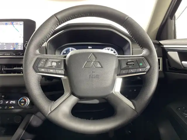 三菱 アウトランダー ＰＨＥＶ G 神奈川県 2023(令5)年 2.8万km チタニウムグレーメタリック e-ASSIST/・衝突被害軽減ブレーキシステム/・踏み間違い衝突防止アシスト/・アダプティブLEDヘッドライト/・マイパイロット/純正ディスプレイオーディオ/・Bluetooth/フルセグ/USB/AppleCarPlay/AndoroidAuto/AC100V/置くだけ充電/ハーフレザーシート/シートヒーター(D/N)/パワーシート(D)/ETC/BSM/革巻きステアリング/ステアリングスイッチ/パドルシフト/Autoライト/ステアリングヒーター/電動サイドブレーキ/オートブレーキホールド/LEDヘッドライト/フォグランプ/自動防眩ミラー/電動格納ミラー/ウィンカーミラー/フロントデアイサー/SOSコール/純正フロアマット/純正20インチアルミホイール/純正ドアバイザー