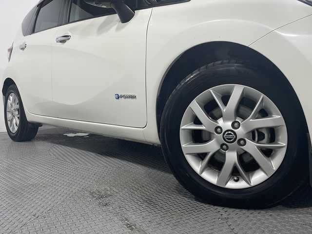 日産 ノート e－パワー X 広島県 2018(平30)年 5.1万km ブリリアントホワイトパール 純正ナビ/アラウンドビューモニター/インテリジェントルームミラー/エマージェンシーブレーキ/車線逸脱防止警報/オートマチックハイビーム/コーナーセンサー/純正１５インチアルミホイール/ドライブレコーダー/ETC/ステリングスイッチ/スマートキー