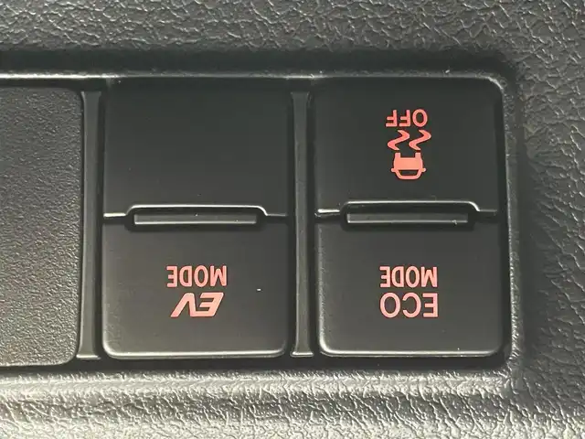 トヨタ シエンタ ハイブリッド G クエロ 埼玉県 2018(平30)年 3.7万km センシュアルレッドマイカ Toyota Safety Sense/　PCS（プリクラッシュセーフティ）/　LDA（車線逸脱警報）/　オートマチックハイビーム/　先行車発進告知機能/ハーフレザーシート/純正ナビ　（NSZT-W68T）/ DTV CD DVD BT USB SDSDREC/両側パワースライドドア/パノラミックビューモニター/前席シートヒーター/ステアリングヒーター/レーダークルーズコントロール/TRC（トラクションコントロール）/純正ビルトインETC/社外前後ドライブレコーダー/エンジンスタートボタン/スマートキー/スペアキー/純正LEDヘッドライト/オートライト/純正アルミホイール