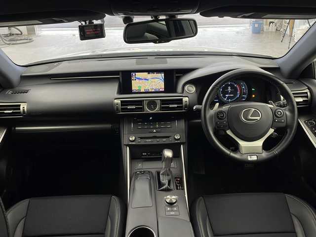 レクサス ＩＳ 200t Fスポーツ 兵庫県 2016(平28)年 4.9万km ホワイトノーヴァガラスフレーク ・純正ナビ&CD/DVD&Bluetooth&AUX/USB&SD&TV/・バックカメラ/・クルーズコントロール/・アイドリングストップ/・パーキングアシスト/・パドルシフト/・前後ドライブレコーダー/・ハーフレザーシート/・パワーシート（運転席・助手席）/・シートヒーター（運転席・助手席）/・ビルドインETC/・nanoeエアコン/・純正アルミホイール/・オートライト/・LEDヘッドライト/・LEDフォグランプ/・前後コーナーセンサー/・エンジンスタートボタン/・スマートキー/・スペアキー/・ステアリングスイッチ/・パドルシフト/・ABS/・横滑り防止機能/・盗難防止装置/・W＋サイドエアバック/・カーテンエアバック/・パーキングアシスト