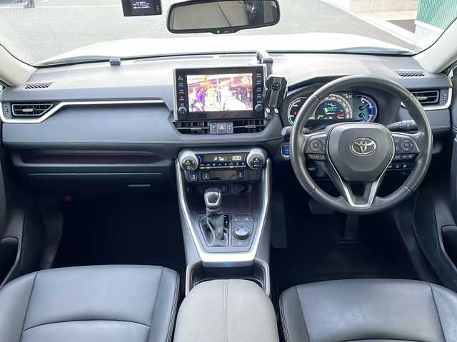 トヨタ ＲＡＶ４ ハイブリットG 神奈川県 2021(令3)年 6.1万km ホワイトパールクリスタルシャイン 純正１０．５インチコネクテッドナビ　AppleCarPlay/AndroidAuto/Bluetooth/フルセグテレビ　/電動リアゲート　/全周囲カメラ　/前後コーナーセンサー/前席シートヒーター　/運転席パワーシート　/クルーズコントロール　/オートマチックブレーキホールド　/ステアリングヒーター/ブラインドスポットモニター/プッシュスタート/前後ドライブレコーダー/ETC/LED/ドアバイザー/純正フロアマット/純正ホイール/衝突被害軽減システム