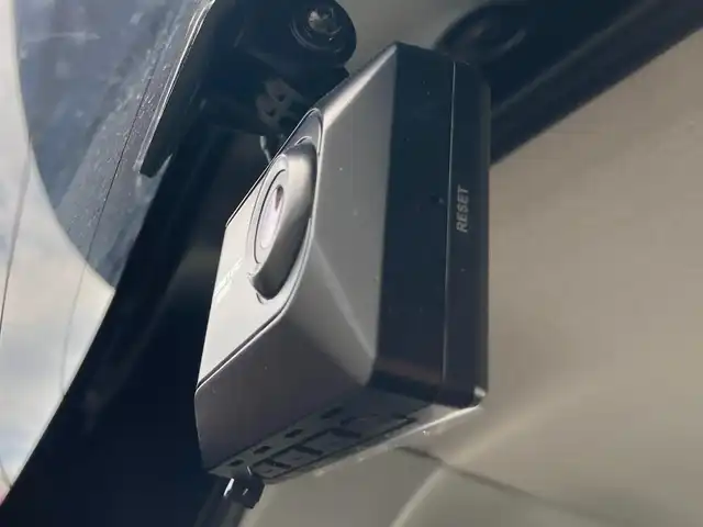 スズキ ソリオ バンディット HV MV 静岡県 2021(令3)年 4.5万km スーパーブラックパール スズキセーフティサポート/純正8インチメモリーナビ（CN-RZ865）/  AM FM CD DVD Bluetooth iPod/フルセグTV/バックモニター/ETC/両側パワースライドドア/前後ドライブレコーダー/アダプティブクルーズコントロール/LEDオートヘッドライト/フロントフォグランプ/カラーヘッドアップディズプレイ/ステアリングスイッチ/リアロールサンシェード/シートバックテーブル/充電用USB端子×2/純正15インチアルミホイール/純正フロアマット/スマートキー×2本