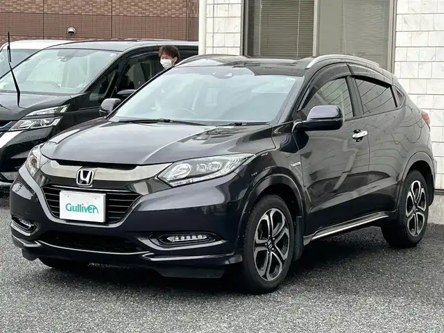 ホンダ ヴェゼル ハイブリッド Z ホンダセンシング 福岡県 2017(平29)年 10.1万km ルーセブラックM ワンオーナー/純正8インチメモリナビ/　(AM/FM/CD/DVD/Bluetooth/iPod/HDMI/フルセグTV)/バックカメラ/ホンダセンシング/・衝突軽減ブレーキ/・先行車発進お知らせ機能/・路外逸脱抑制機能/・標識認識機能/・歩行者事故低減ステアリング/アダプティブクルーズコントロール/車線維持支援システム/横滑り防止機能装置/オートライト/アイドリングストップ/純正17インチホイール/ルーフレール/黒色ハーフレザーシート/パワーシート（D/N）/シートヒーター（D/N）/シートポジションメモリ（D席）/パドルシフト/フロントガラス熱線/nanoe付エアコン/ドアバイザー/純正フロアマット/電格ウインカーミラー/ISOFIX/盗難防止機能/プッシュスタート/電源ソケット×2/USB端子×1/スペアキー×1/保証書/取扱説明書/ナビ取扱説明書