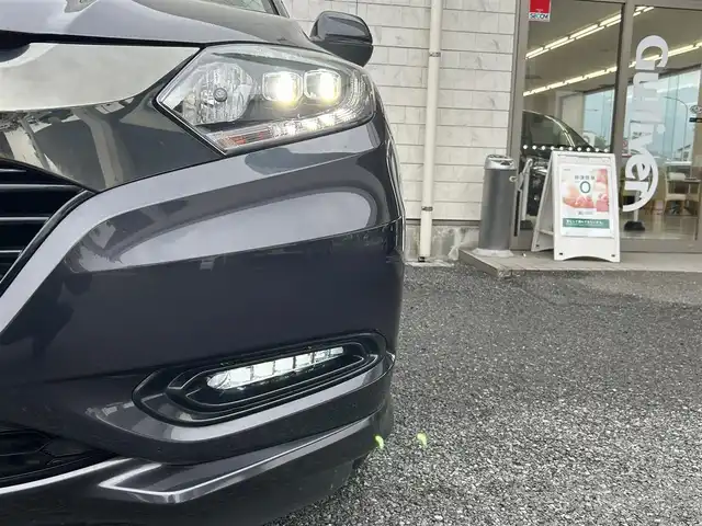 ホンダ ヴェゼル ハイブリッド Z ホンダセンシング 福岡県 2017(平29)年 10.1万km ルーセブラックM ワンオーナー/純正8インチメモリナビ/　(AM/FM/CD/DVD/Bluetooth/iPod/HDMI/フルセグTV)/バックカメラ/ホンダセンシング/・衝突軽減ブレーキ/・先行車発進お知らせ機能/・路外逸脱抑制機能/・標識認識機能/・歩行者事故低減ステアリング/アダプティブクルーズコントロール/車線維持支援システム/横滑り防止機能装置/オートライト/アイドリングストップ/純正17インチホイール/ルーフレール/黒色ハーフレザーシート/パワーシート（D/N）/シートヒーター（D/N）/シートポジションメモリ（D席）/パドルシフト/フロントガラス熱線/nanoe付エアコン/ドアバイザー/純正フロアマット/電格ウインカーミラー/ISOFIX/盗難防止機能/プッシュスタート/電源ソケット×2/USB端子×1/スペアキー×1/保証書/取扱説明書/ナビ取扱説明書