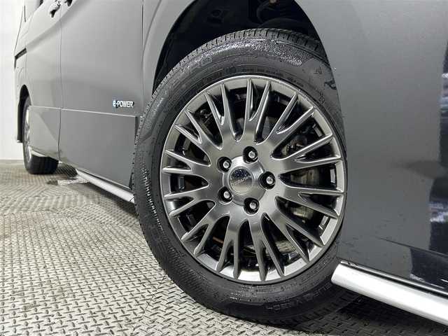 日産 セレナ e－パワー オーテック 大阪府 2020(令2)年 1.7万km ダイヤモンドブラック プロパイロット　純正ナビＴＶ　３６０カメラ　後席モニター　ＥＴＣ　革シート　シート＆ハンドルヒーター　衝突軽減　レーダーＣ　クリアランスソナー　ＢＳＭ　パークアシスト　両側パワースライドドア　ドラレコ