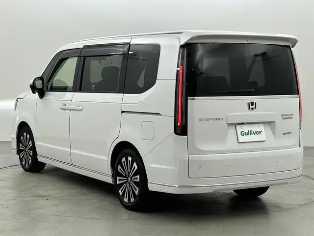 ホンダ ステップワゴン スパーダ eHEV プレミアムライン 福岡県 2023(令5)年 0.4万km プラチナホワイトパール 純正ナビ　/バックカメラ　/ＡＣＣ　/コーナーセンサー　/衝突被害軽減ブレーキ　/レーンキープ　/踏み間違い防止　/ＢＳＭ　/パドルシフト　/両側電動スライドドア　/ハーフレザー　/シートヒーター　/パワーリアゲート　/ＬＥＤ