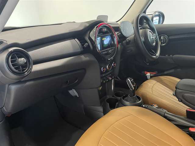ＭＩＮＩ ミニ クーパー 愛知県 2020(令2)年 1.5万km 緑Ⅱ ＣＡＢＡＮＡシートカバー　/ＨＵＤ　/ＬＣＩモデル　/純正ナビ　/Ｂｌｕｅｔｏｏｔｈ　/バックカメラ　/インテリジェントセーフティー　/デジタルメーター　/ＥＴＣ　/ＬＥＤヘッドライト　/Ａワイパー　/Ａライト/プッシュスタート/アイドリングストップ/ユニオンジャックミラーカバー/ユニオンジャックウィンカーカバー