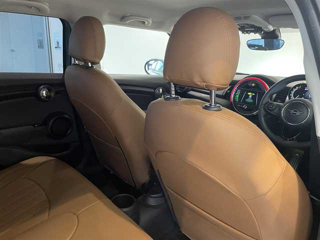 ＭＩＮＩ ミニ クーパー 愛知県 2020(令2)年 1.5万km 緑Ⅱ ＣＡＢＡＮＡシートカバー　/ＨＵＤ　/ＬＣＩモデル　/純正ナビ　/Ｂｌｕｅｔｏｏｔｈ　/バックカメラ　/インテリジェントセーフティー　/デジタルメーター　/ＥＴＣ　/ＬＥＤヘッドライト　/Ａワイパー　/Ａライト/プッシュスタート/アイドリングストップ/ユニオンジャックミラーカバー/ユニオンジャックウィンカーカバー