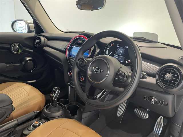 ＭＩＮＩ ミニ クーパー 愛知県 2020(令2)年 1.5万km 緑Ⅱ ＣＡＢＡＮＡシートカバー　/ＨＵＤ　/ＬＣＩモデル　/純正ナビ　/Ｂｌｕｅｔｏｏｔｈ　/バックカメラ　/インテリジェントセーフティー　/デジタルメーター　/ＥＴＣ　/ＬＥＤヘッドライト　/Ａワイパー　/Ａライト/プッシュスタート/アイドリングストップ/ユニオンジャックミラーカバー/ユニオンジャックウィンカーカバー