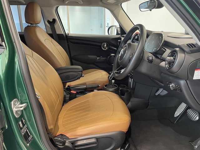 ＭＩＮＩ ミニ クーパー 愛知県 2020(令2)年 1.5万km 緑Ⅱ ＣＡＢＡＮＡシートカバー　/ＨＵＤ　/ＬＣＩモデル　/純正ナビ　/Ｂｌｕｅｔｏｏｔｈ　/バックカメラ　/インテリジェントセーフティー　/デジタルメーター　/ＥＴＣ　/ＬＥＤヘッドライト　/Ａワイパー　/Ａライト/プッシュスタート/アイドリングストップ/ユニオンジャックミラーカバー/ユニオンジャックウィンカーカバー