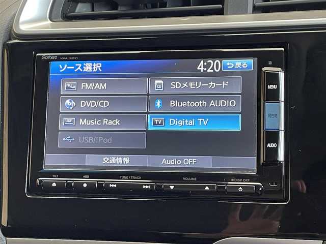 ホンダ フィット ハイブリット Lパッケージ 山形県 2015(平27)年 6.5万km ゴールドブラウンM ４WD/シティブレーキアクティブシステム/クルーズコントロール/横滑り防止装置/ヒルスタートアシスト機能/純正ナビ/フルセグTV/ステアリングスイッチ/バックカメラ/ドライブレコーダー/ETC/チップアップリヤシート/ヒーテッドドアミラー/熱線入りフロントウインドウ/本革巻きステアリング/オートライト/LEDヘッドライト/純正15インチアルミホイール
